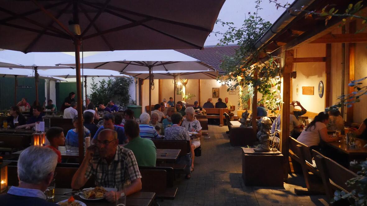 biergarten-abend-hotel-neuburg